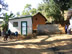 Block sanitaire et réservoir d'eau avec barre de robinets - École de Gahate