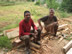 Deux travailleurs terminent le travail de bois sur place