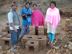 Yeke (le responsable officiel des poêles) et trois de ses étudiantes.  Ces étudiantes aideront ensuite les autres villageoises à construire chacune leur propre poêle.